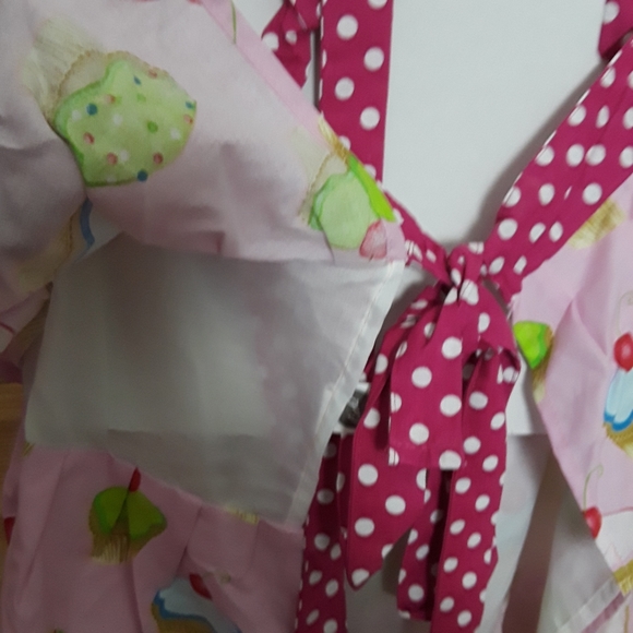 New Full Apron Cupcakes with Ruffles Gourmet Hostess Cook! One Size Fits Most - Picture 10 of 10